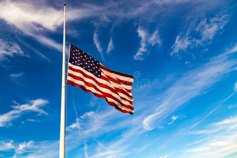 De Vlag die van de V.S. bij helft-Mast vliegen