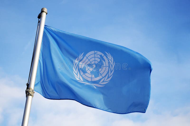 De Vlag die van de Verenigde Naties in Wind vliegen