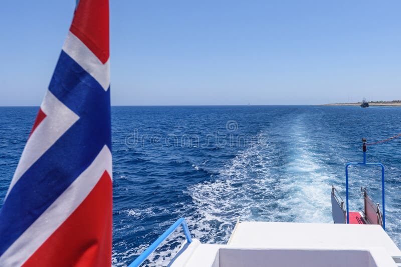 De vlag en de mening van Noorwegen van een bootstaart stock afbeeldingen De vlag en de mening van Noorwegen van een bootstaart stock afbeeldingen
