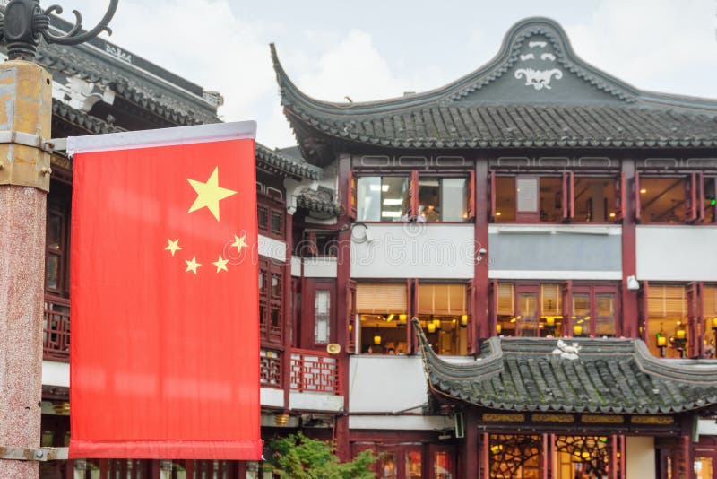 De Vlag van China bij de Oude Stad van Shanghai royalty-vrije stock fotografie De Vlag van China bij de Oude Stad van Shanghai royalty-vrije stock fotografie