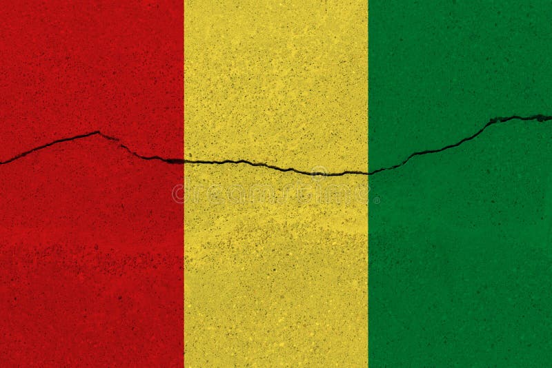 De vlag van Guinea op concrete muur met barst stock fotografie De vlag van Guinea op concrete muur met barst stock fotografie
