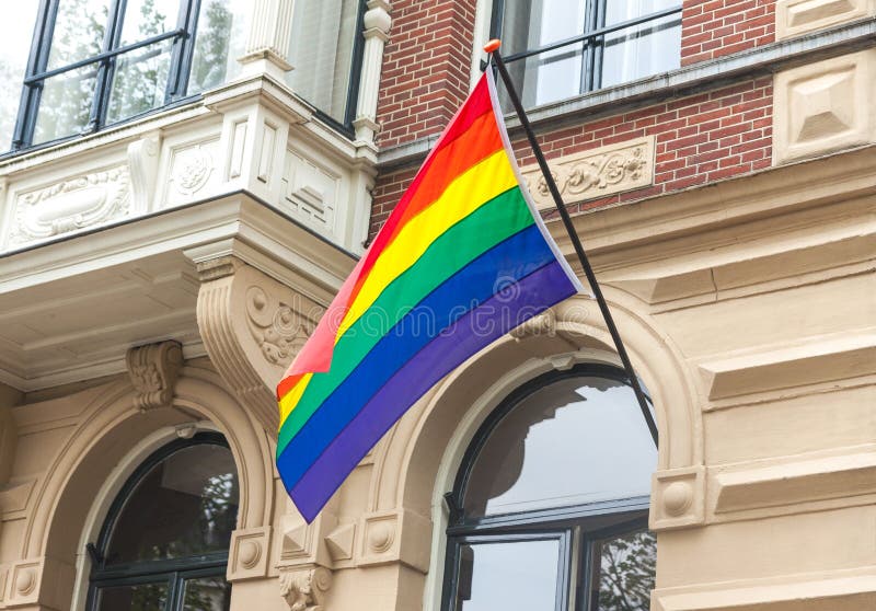 De vlag van de regenboogtrots LGBT blaast in de wind royalty-vrije stock afbeeldingen De vlag van de regenboogtrots LGBT blaast in de wind royalty-vrije stock afbeeldingen