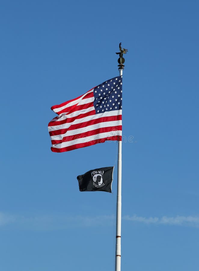 De vlaggen van Amerikaan en van POW/MIA in Brooklyn stock foto De vlaggen van Amerikaan en van POW/MIA in Brooklyn stock foto