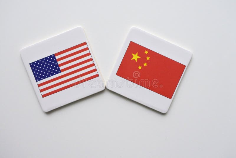 De vlaggen van de V.S. en van China op witte achtergrond