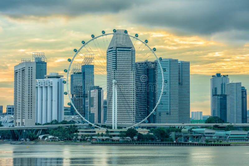 De Vlieger van Singapore bij zonsondergang royalty-vrije stock afbeeldingen De Vlieger van Singapore bij zonsondergang royalty-vrije stock afbeeldingen
