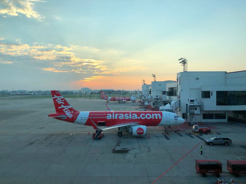 De Vliegtuigen van Thai AirAsia die op de passagiers wachten royalty-vrije stock foto De Vliegtuigen van Thai AirAsia die op de passagiers wachten royalty-vrije stock foto