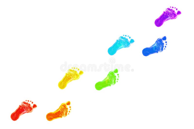 De voet van de baby drukt alle kleuren van de regenboog af.