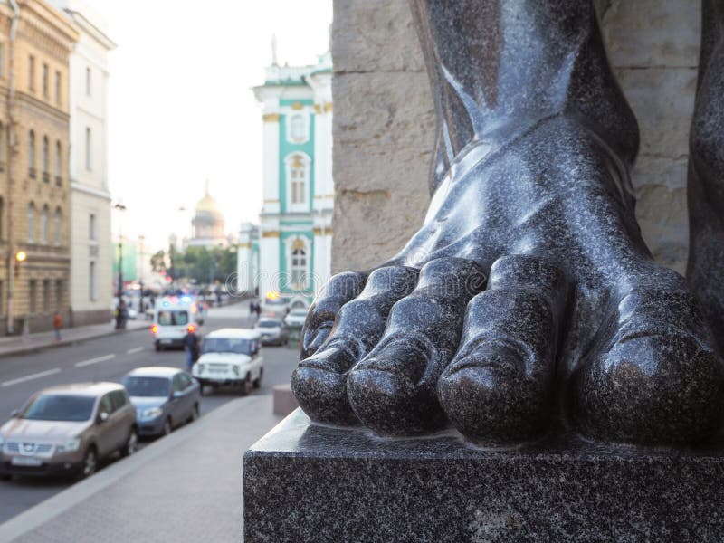 De voet van het monument op de achtergrond van Paleisvierkant in Heilige Petersburg Het close-up van voetatlanta stock afbeelding De voet van het monument op de achtergrond van Paleisvierkant in Heilige Petersburg Het close-up van voetatlanta stock afbeelding