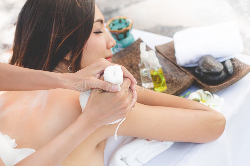 De voet van de vrouw in het water Jonge Aziatische Vrouw die massage met hete kruidenballen voor diepe ontspanning hebben stock foto's De voet van de vrouw in het water Jonge Aziatische Vrouw die massage met hete kruidenballen voor diepe ontspanning hebben stock foto's