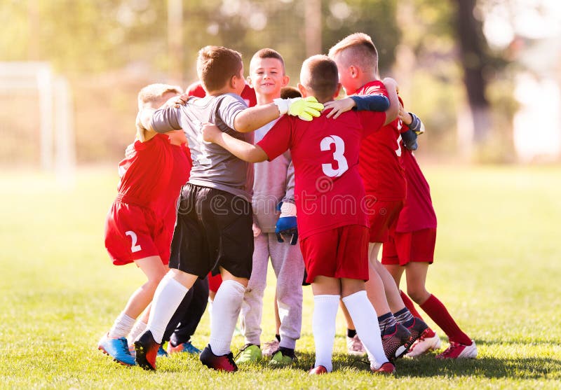 De voetbal van het jonge geitjesvoetbal - de gelijke van kinderenspelers op voetbalgebied royalty-vrije stock afbeeldingen De voetbal van het jonge geitjesvoetbal - de gelijke van kinderenspelers op voetbalgebied royalty-vrije stock afbeeldingen