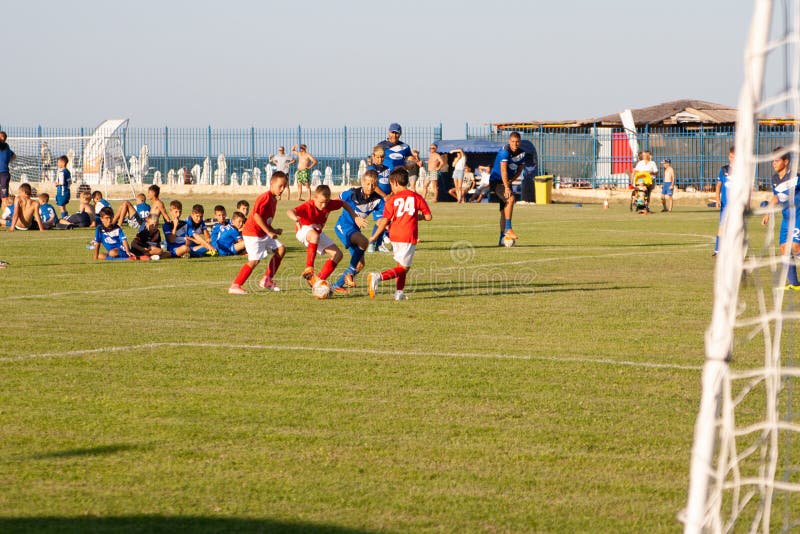 De voetbal van het jonge geitjesvoetbal - de gelijke van jonge kinderenspelers op voetbalgebied stock foto's De voetbal van het jonge geitjesvoetbal - de gelijke van jonge kinderenspelers op voetbalgebied stock foto's