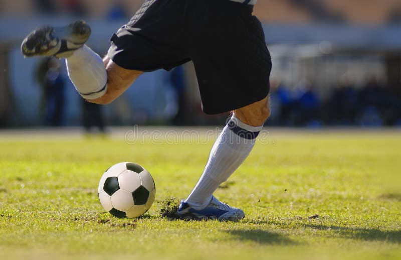 De voetballerkeeper schopt de bal tijdens voetbalwedstrijd royalty-vrije stock fotografie De voetballerkeeper schopt de bal tijdens voetbalwedstrijd royalty-vrije stock fotografie