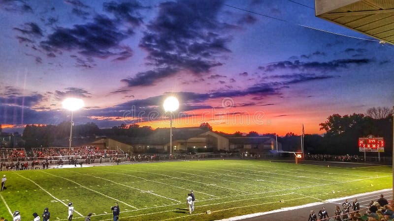 De voetbalzonsondergang van de vrijdagnacht stock foto De voetbalzonsondergang van de vrijdagnacht stock foto