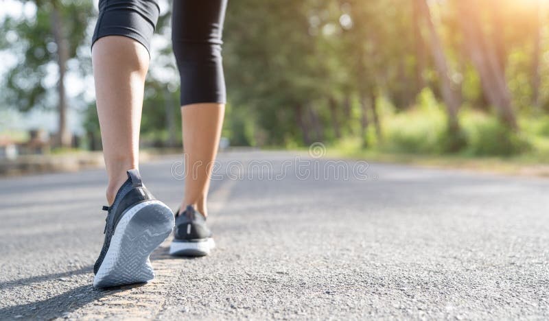 De voeten die van de agent op wegclose-up lopen op schoen De zonsopgang van de vrouwengeschiktheid stoot het concept van training royalty-vrije stock fotografie De voeten die van de agent op wegclose-up lopen op schoen De zonsopgang van de vrouwengeschiktheid stoot het concept van training royalty-vrije stock fotografie