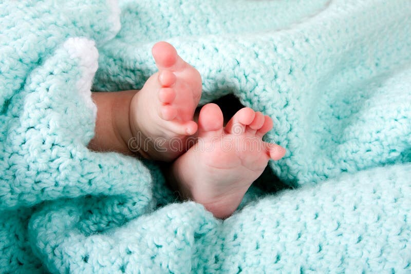 Ga naar beneden amateur Slank De Voeten Van De Baby in Deken Stock Foto - Image of spaans, voeten:  13108106