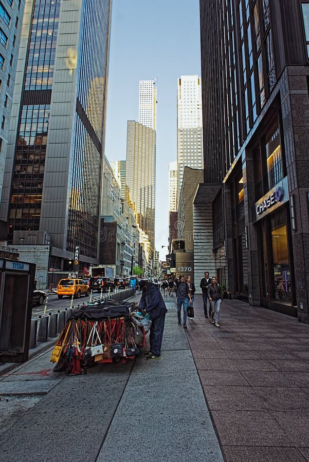 De voetgangers lopen door Chase Bank-tak in de Stad van New York stock fotografie De voetgangers lopen door Chase Bank-tak in de Stad van New York stock fotografie