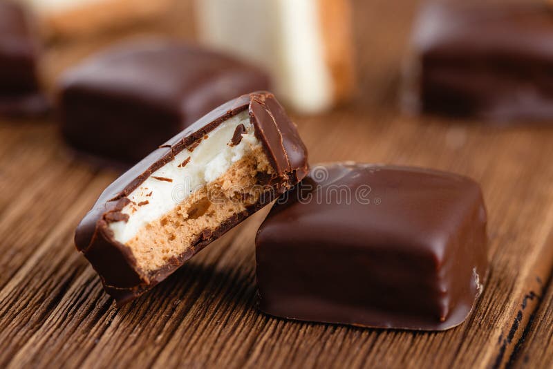 De vogel` s melk van het chocoladesuikergoed met soufflé stock afbeeldingen De vogel` s melk van het chocoladesuikergoed met soufflé stock afbeeldingen