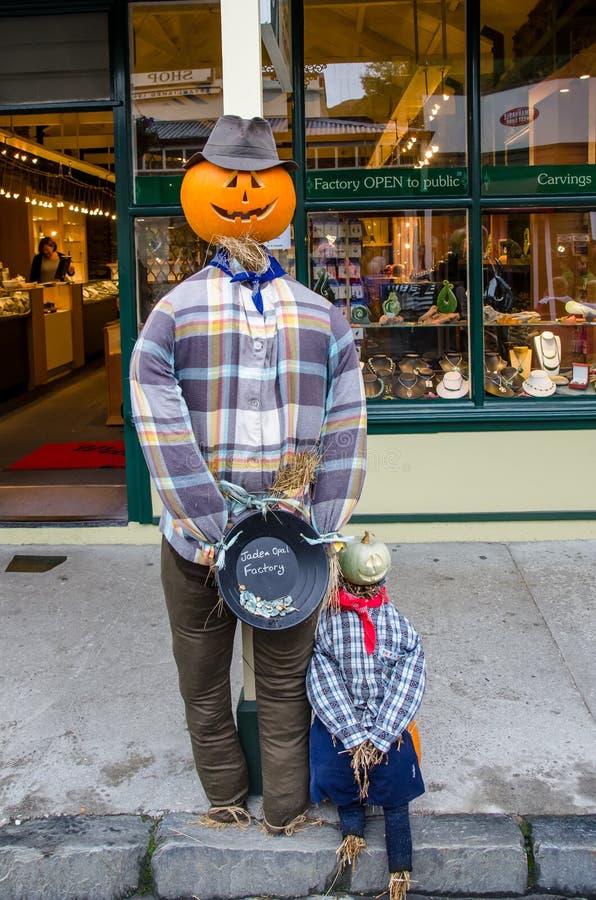 De vogelverschrikkers door de kinderen worden gemaakt werden getoond tijdens Arrowtown Autumn Festival, Nieuw Zeeland dat royalty-vrije stock foto's De vogelverschrikkers door de kinderen worden gemaakt werden getoond tijdens Arrowtown Autumn Festival, Nieuw Zeeland dat royalty-vrije stock foto's