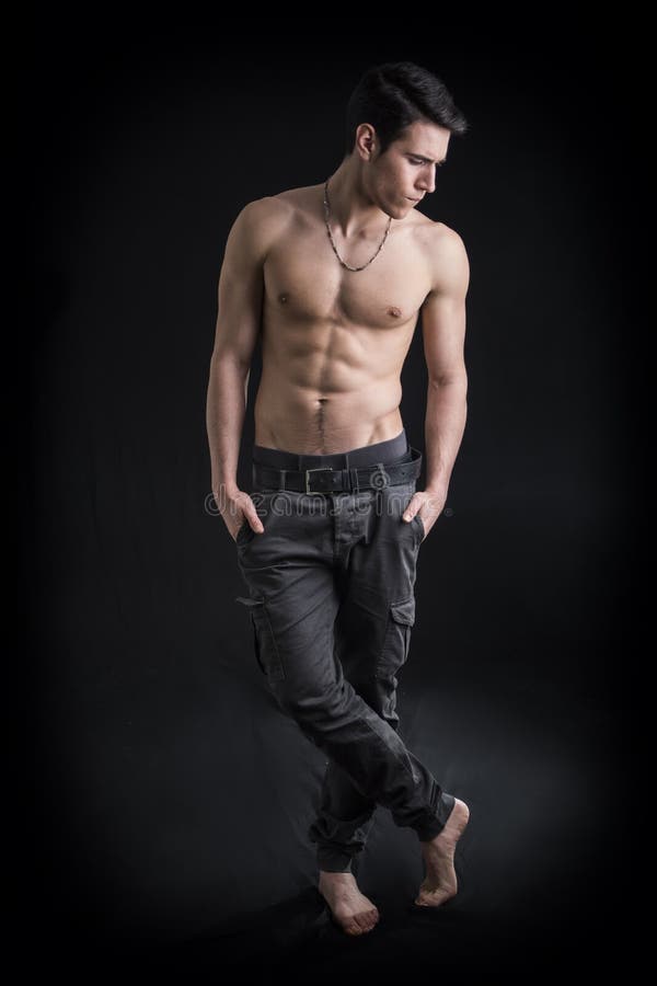 De volledige die lengte van het knappe, geschikte shirtless jonge mens dragen wordt geschoten hijgt slechts stock afbeelding De volledige die lengte van het knappe, geschikte shirtless jonge mens dragen wordt geschoten hijgt slechts stock afbeelding