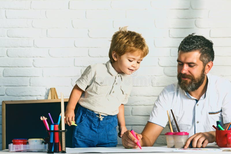 Família Americana Feliz Que Joga Com Construtor Em Casa Mãe E Pai Que  Ajudam a Construir a Construção Com Tijolos Imagem de Stock - Imagem de  menino, lazer: 132681749