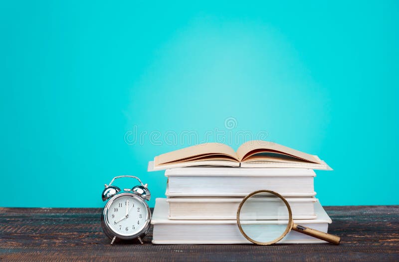 De volta ao conceito da escola Livros, lápis coloridos e pulso de disparo imagem de stock De volta ao conceito da escola Livros, lápis coloridos e pulso de disparo imagem de stock