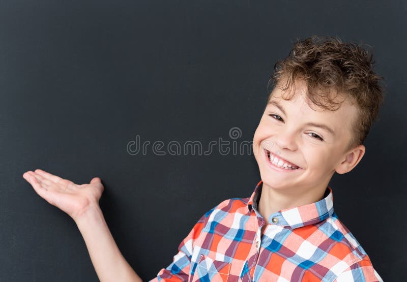 De volta ao conceito da escola - menino feliz que olha a câmera foto de stock De volta ao conceito da escola - menino feliz que olha a câmera foto de stock