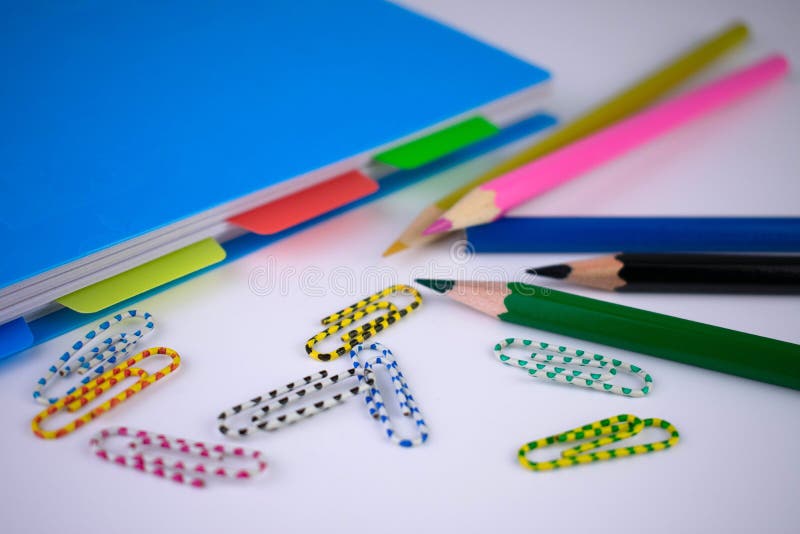 De volta ao conceito escolar com material escolar. lápis e clipes de papel do bloco de notas azul. fotografia de stock royalty free