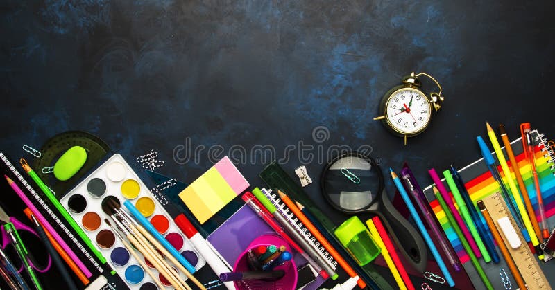 De volta ao fundo da escola com espaço para o texto, cadernos, penas, lápis, outros artigos de papelaria na mesa azul da placa de fotos de stock royalty free De volta ao fundo da escola com espaço para o texto, cadernos, penas, lápis, outros artigos de papelaria na mesa azul da placa de fotos de stock royalty free