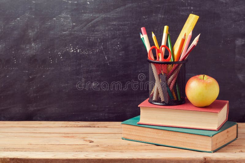 De volta ao fundo da escola com livros, lápis e maçã foto de stock De volta ao fundo da escola com livros, lápis e maçã foto de stock