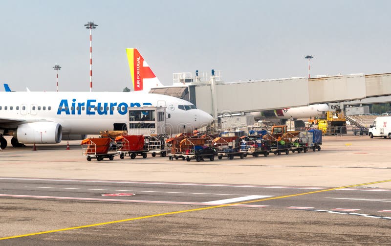 De voorbereiding van AirEuropavliegtuigen voor vertrek in de Internationale Luchthaven Milaan-Malpensa stock foto's De voorbereiding van AirEuropavliegtuigen voor vertrek in de Internationale Luchthaven Milaan-Malpensa stock foto's