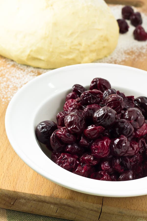 De voorbereidingen voor het bakken van verse eigengemaakte kersenpastei stock afbeelding