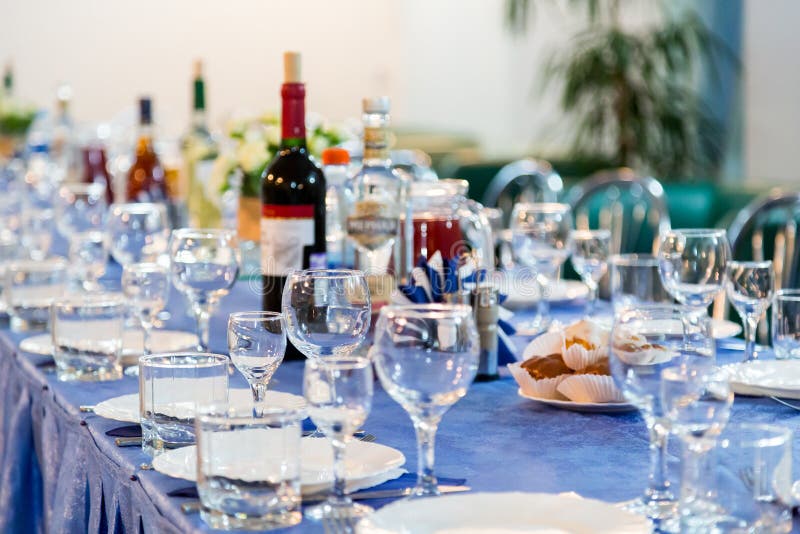 De voorbereidingen voor het Banket of het buffet Een feestontvangst catering royalty-vrije stock foto De voorbereidingen voor het Banket of het buffet Een feestontvangst catering royalty-vrije stock foto