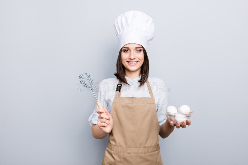 De voorbereidingsconcept van de Omeletepersoon Portret van mooie professio stock fotografie De voorbereidingsconcept van de Omeletepersoon Portret van mooie professio stock fotografie