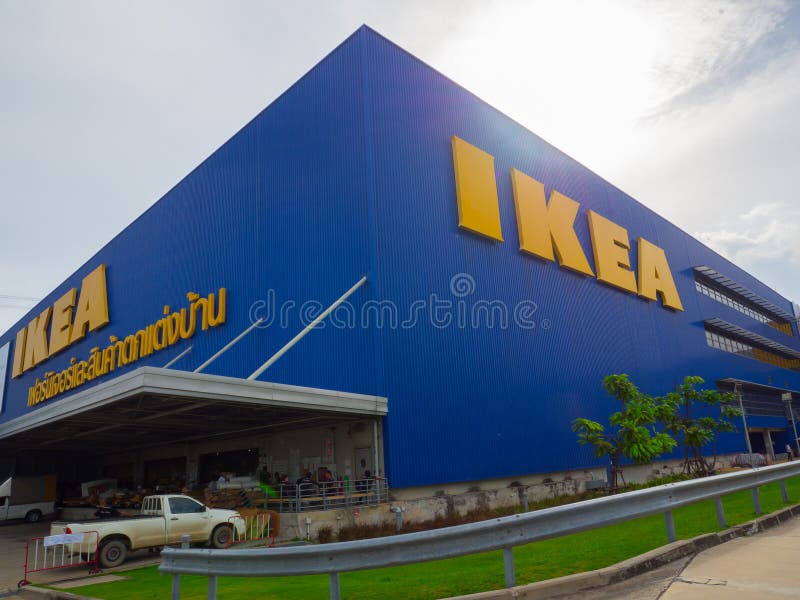 De voorgevel bouw van Ikea verkoopt klaar-aan-assembleert meubilair, keukentoestellen en huistoebehoren stock afbeelding De voorgevel bouw van Ikea verkoopt klaar-aan-assembleert meubilair, keukentoestellen en huistoebehoren stock afbeelding