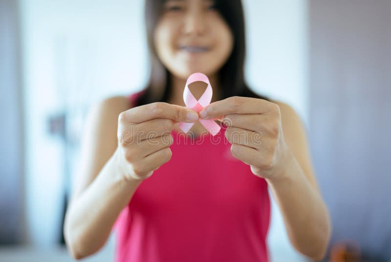 De voorlichtingsconcept van borstkanker, Aziatische vrouwenhanden die roze lint houden stock fotografie De voorlichtingsconcept van borstkanker, Aziatische vrouwenhanden die roze lint houden stock fotografie