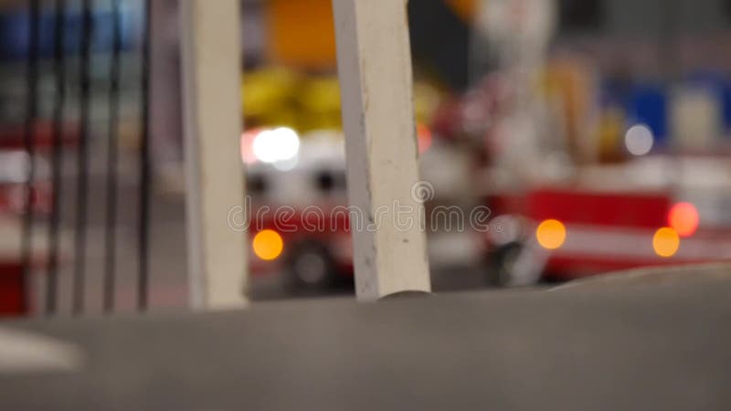 De vrachtwagen die de brug kruisen, sluit omhoog, in brand steekt vrachtwagen op de achtergrond - unfocused stijl van de camera