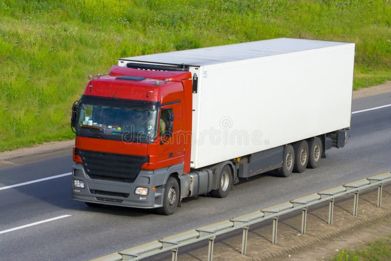 De vrachtwagen op een weg De vrachtwagen op een weg