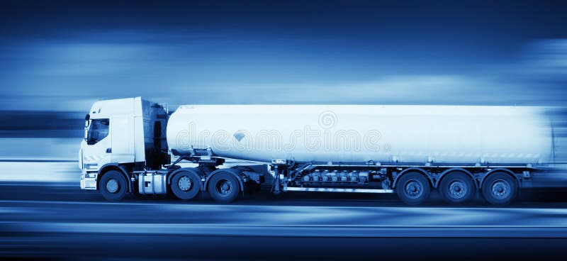 De vrachtwagen van de brandstof in monohromatic motie