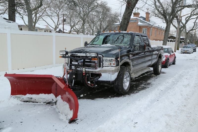De vrachtwagen van de sneeuwploeg in Brooklyn, NY klaar om straten na massief de Winteronweer Helen schoon te maken slaat Noordoo