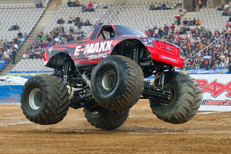 De Vrachtwagen van het Monster e-Maxx stock foto's De Vrachtwagen van het Monster e-Maxx stock foto's