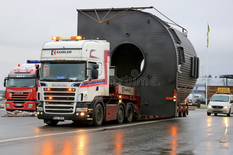 De Vrachtwagen Van Scania V8 Vervoert Een Brede Lading - of abnormaal, asfalt: