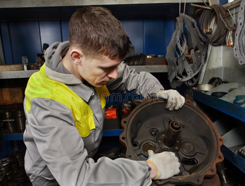 De vrachtwagenladers van de reparatieworkshop, auto mechanische het opzetten motormoto royalty-vrije stock foto De vrachtwagenladers van de reparatieworkshop, auto mechanische het opzetten motormoto royalty-vrije stock foto