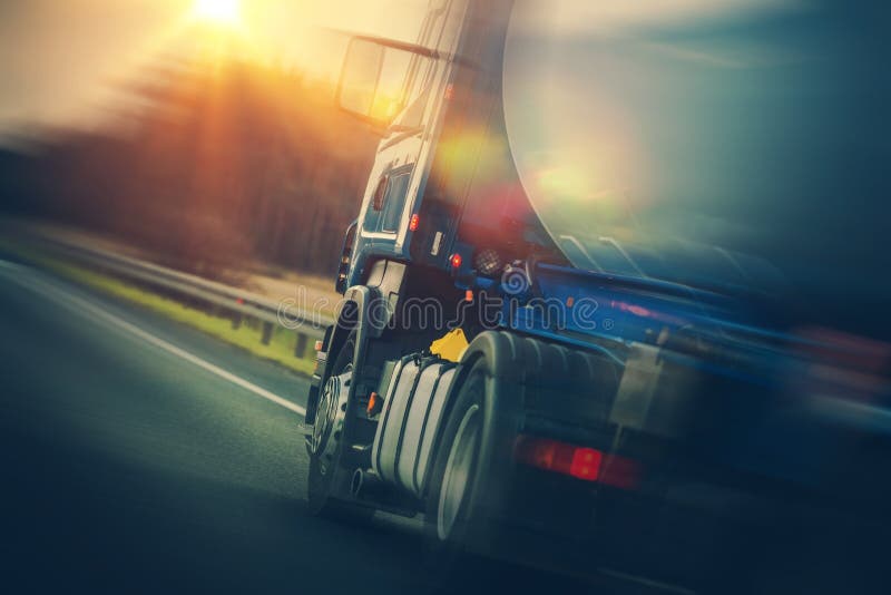 De Vrachtwagenvervoer van de brandstoftanker
