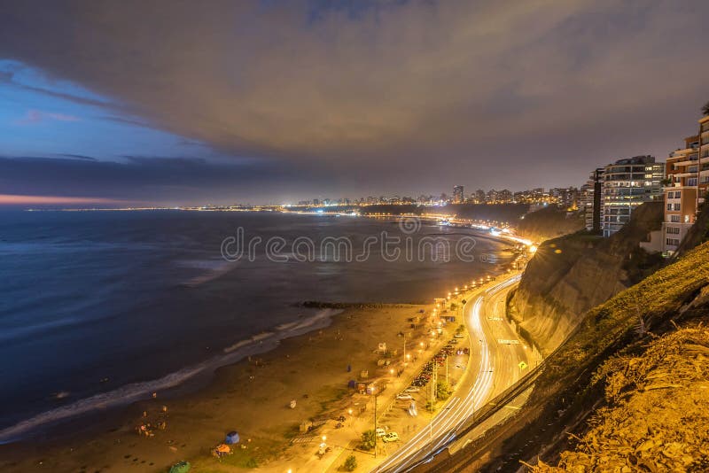 De Vreedzame kust van Miraflores bij nacht in Lima, Peru stock foto De Vreedzame kust van Miraflores bij nacht in Lima, Peru stock foto