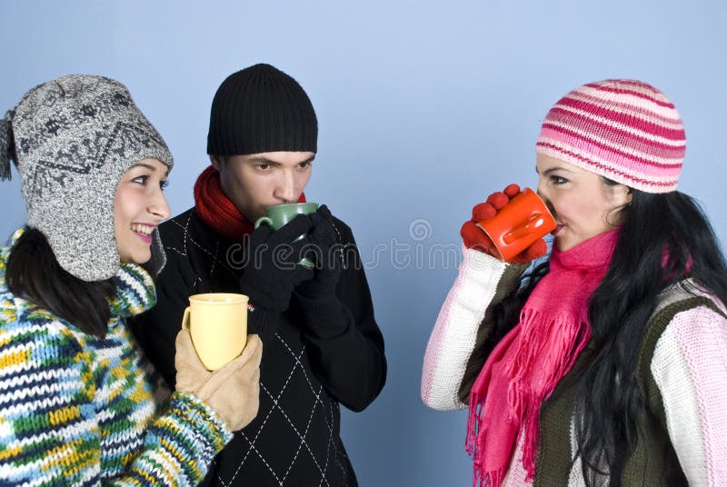 De vrienden die van de groep van een hete drank samen genieten royalty-vrije stock fotografie De vrienden die van de groep van een hete drank samen genieten royalty-vrije stock fotografie
