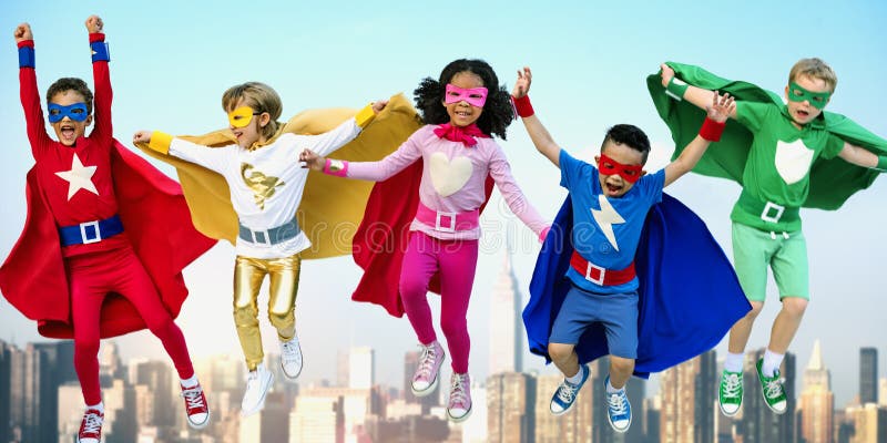 De Vrienden die van Superheroesjonge geitjes het Concept van de Samenhorigheidspret spelen De Vrienden die van Superheroesjonge geitjes het Concept van de Samenhorigheidspret spelen