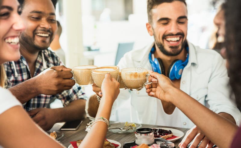 De vrienden groeperen het drinken latte bij koffiebarrestaurant - Mensen t