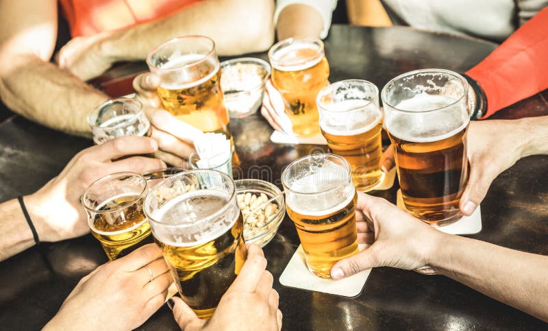 De vrienden overhandigt het drinken bier bij het restaurant van de brouwerijbar - Friendsh De vrienden overhandigt het drinken bier bij het restaurant van de brouwerijbar - Friendsh