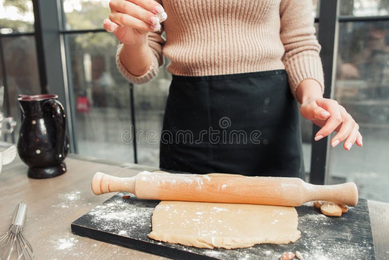 De vrije ruimte van het onherkenbare vrouw ontwikkelingsdeeg stock fotografie De vrije ruimte van het onherkenbare vrouw ontwikkelingsdeeg stock fotografie