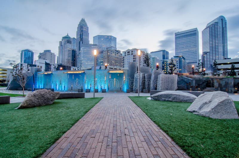 De vroege ochtend over Charlotte nc dichtbij romare bearden park stock fotografie De vroege ochtend over Charlotte nc dichtbij romare bearden park stock fotografie